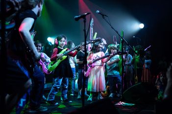 Enfants : 7 idées pour kiffer la musique des grands