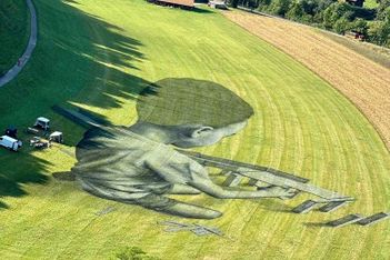 Exclusif : la fresque de Saype prend forme à Fribourg