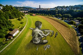 Que représente « Bridges? », la fresque de Saype à Fribourg ?