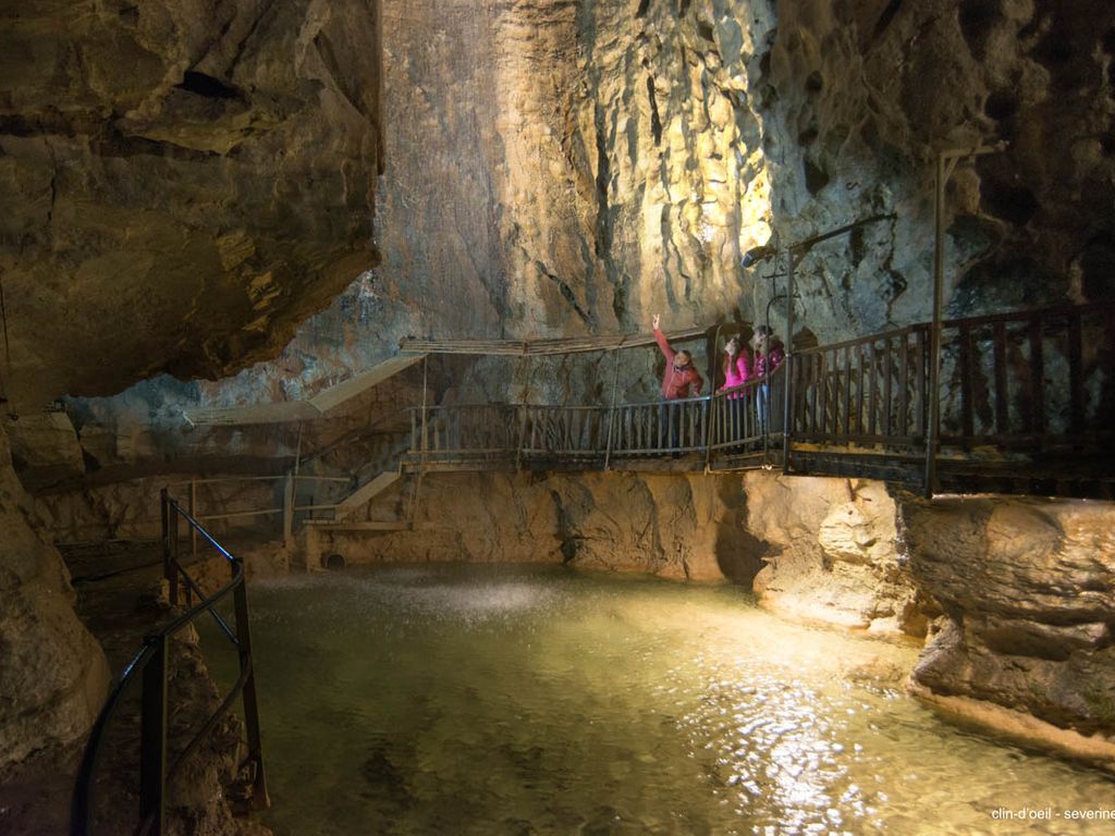 Balade en famille dans la mystérieuse grotte aux fées sur les hauts de St-Maurice