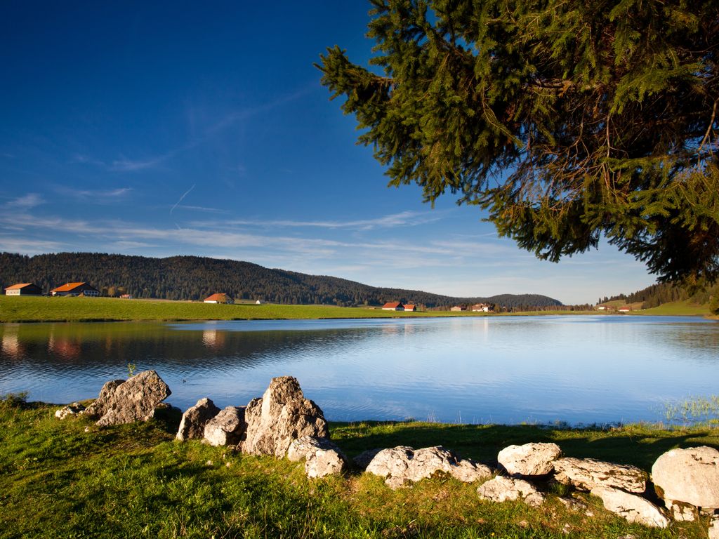 Baignade en Suisse - Lac des Taillères dans le canton de Neuchâtel, vers la Brévine