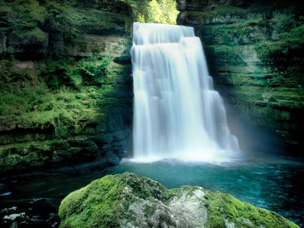 Balade fraîcheur au fil de l'eau jusqu'au Saut-du-Doubs, entre méandres, falaises et cascades