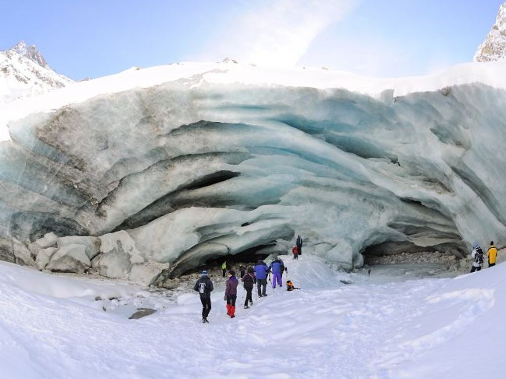 Les plus belles balades à raquettes de Suisse romande: les grottes du glacier de Zinal