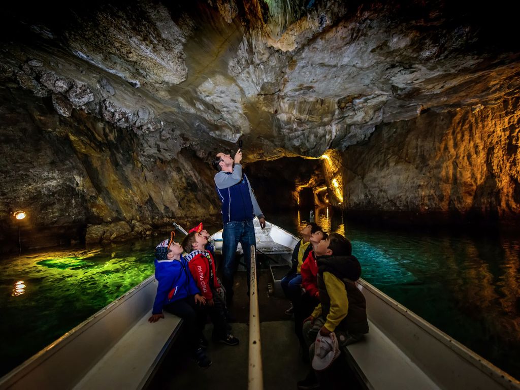 Visite en barque insolite de plus grand lac souterrain d'Europe à St-Léonard en Valais
