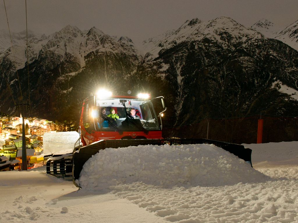 Sortie nocturne insolite à bord d'une dameuse à Grächen