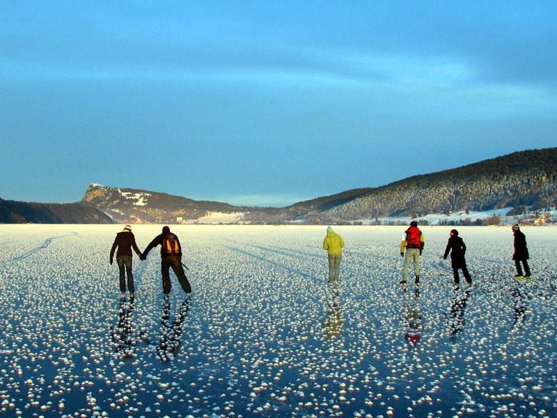 Sites hivernaux féeriques de Suisse romande: lac de Joux gelé