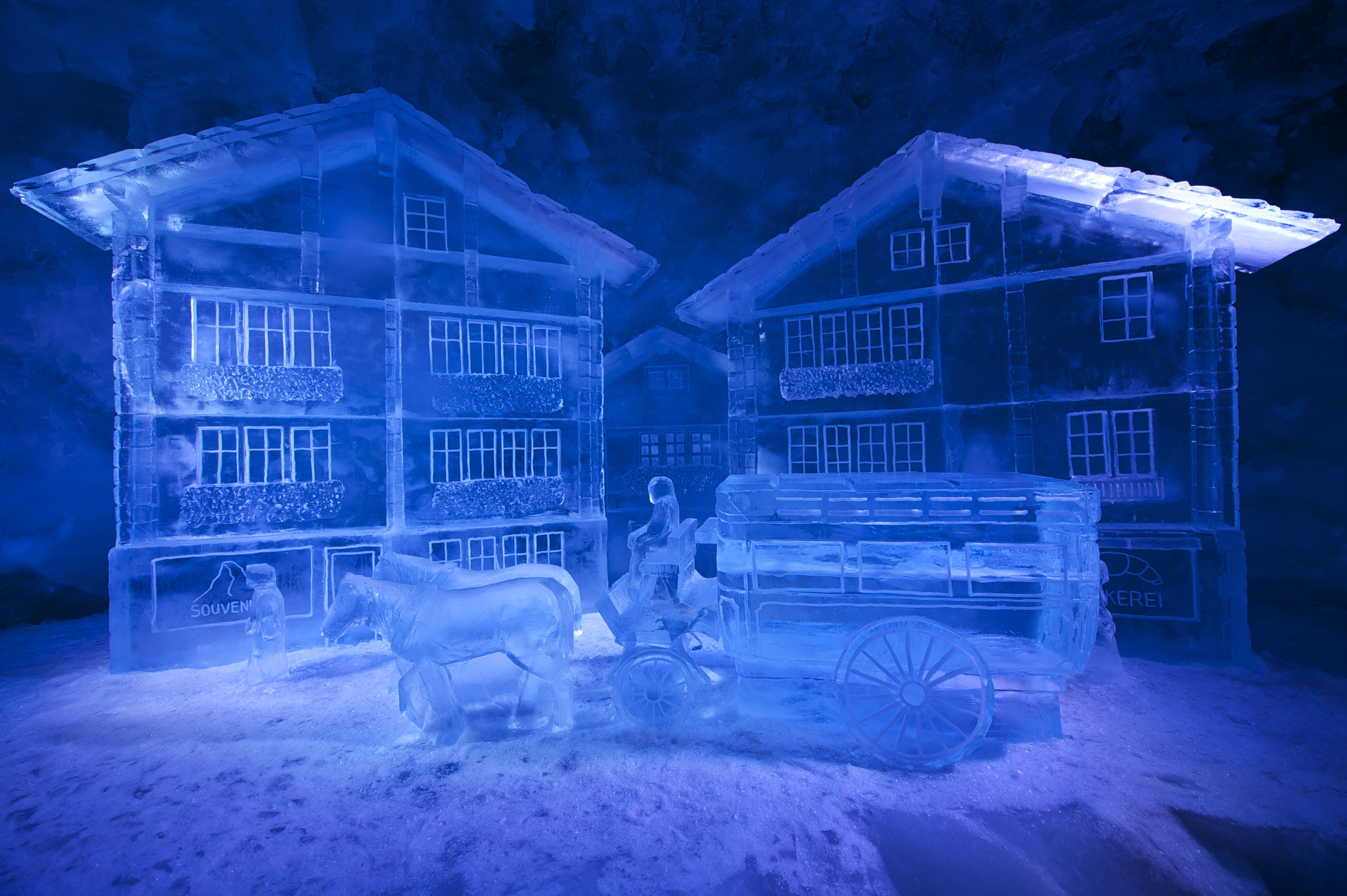 Sites féeriques en Suisse romande: grotte de glace de Zermatt