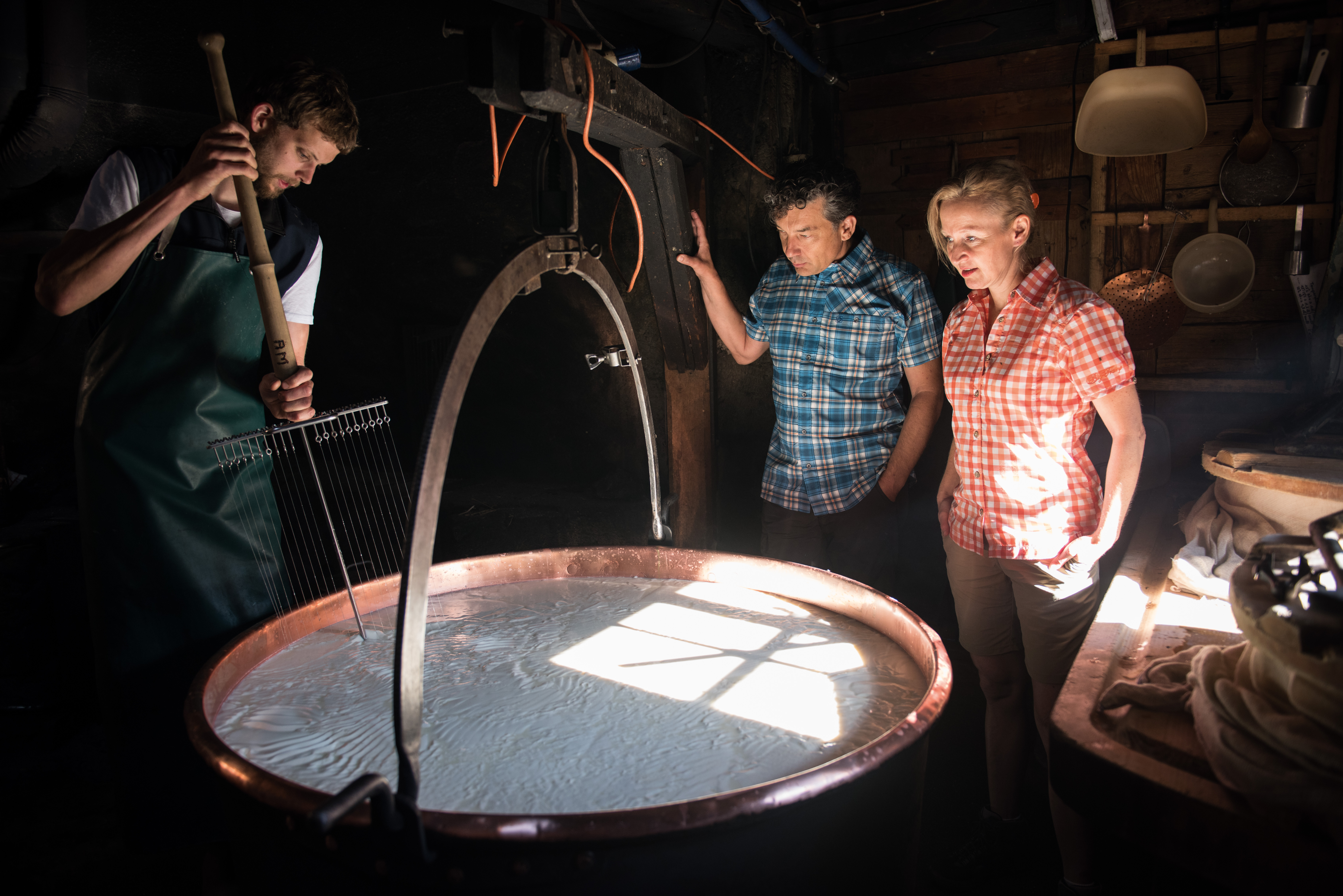 Fromages suisses - Démonstration de fabrication de Gruyère dans l'alpage de la famille Murith