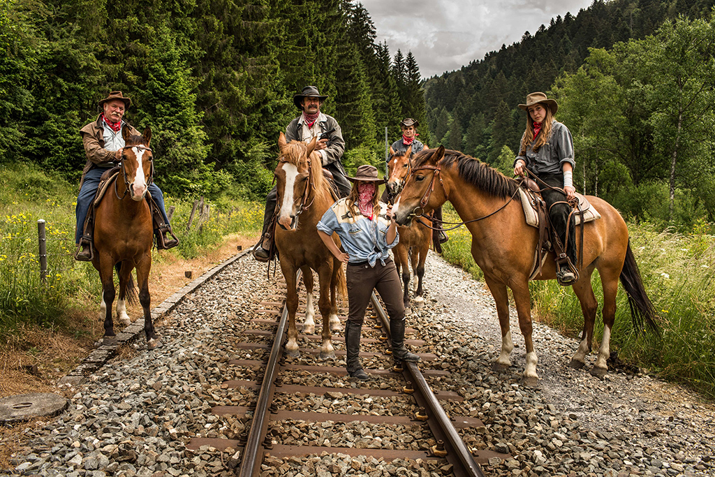 Balades insolites avec des animaux étonnants - Attaque de train par des cow-boys dans le Jura
