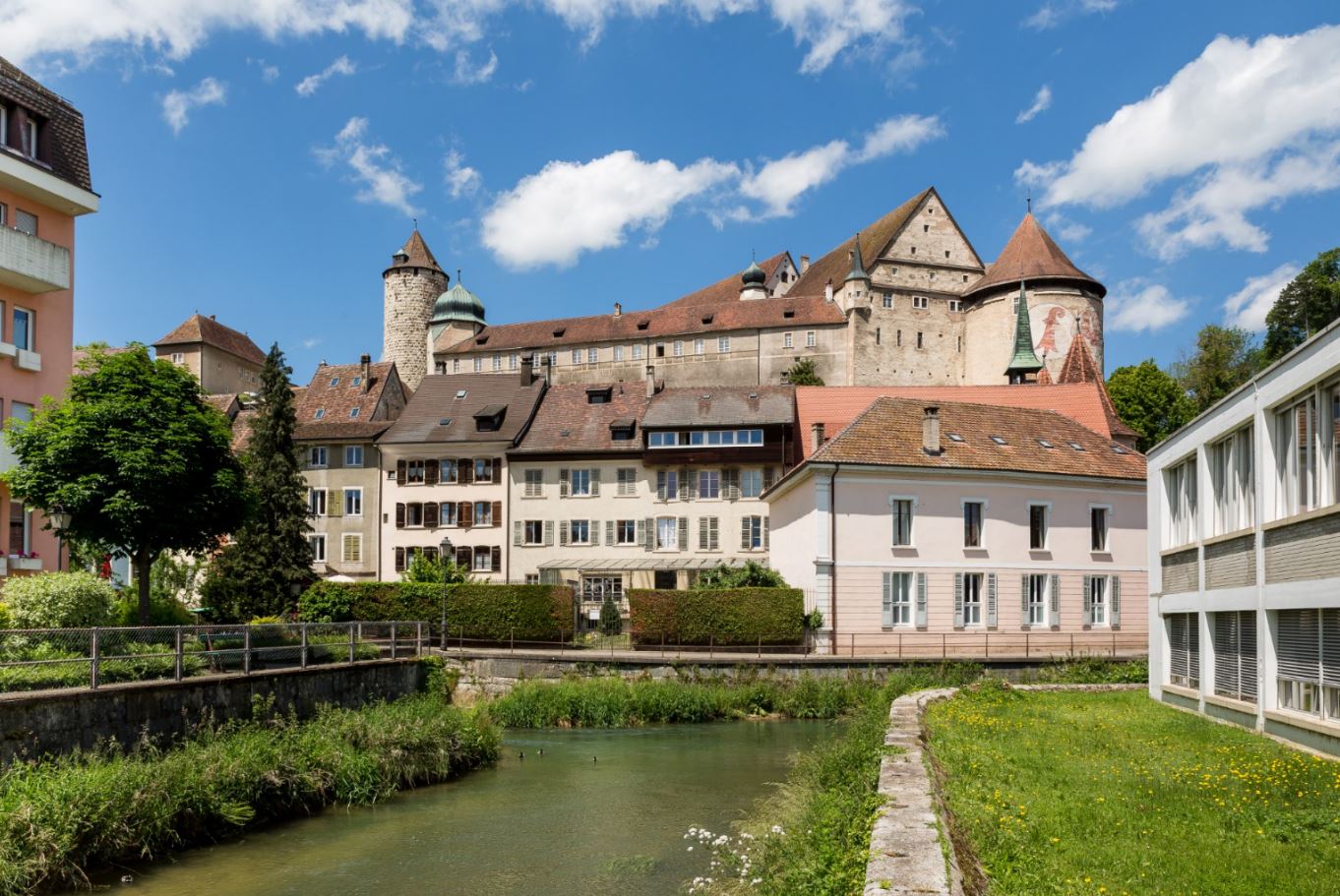 Le château de Porrentruy surplombe la vielle ville.