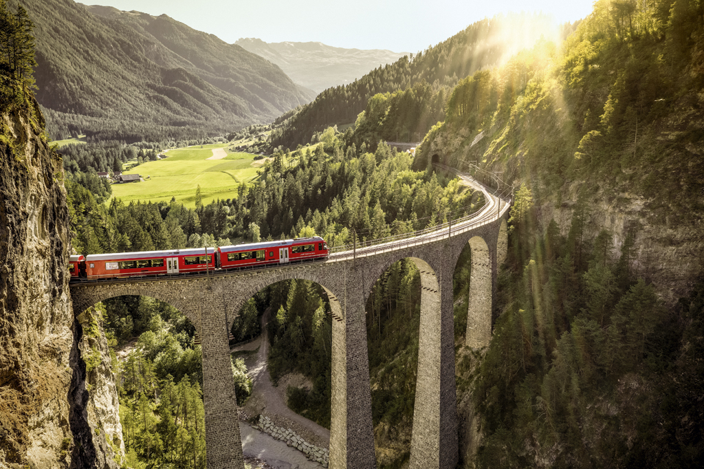 Bons plans pour vos vacances d'été en Suisse - A la découverte du viaduc de Landwasser, dans les Grisons, via l'Alpine Circle