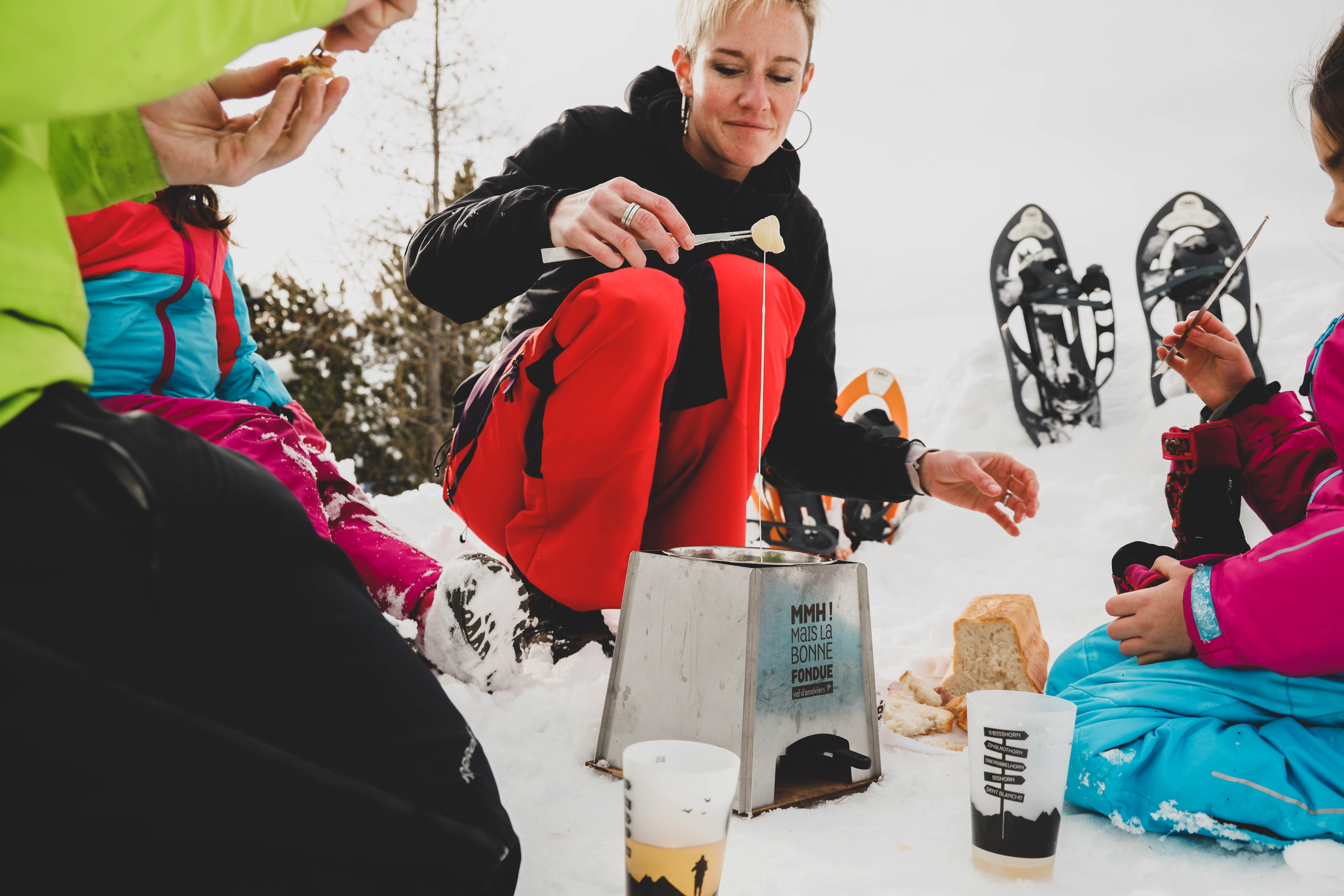 A tester cet hiver, la rando à raquettes avec kit fondue !