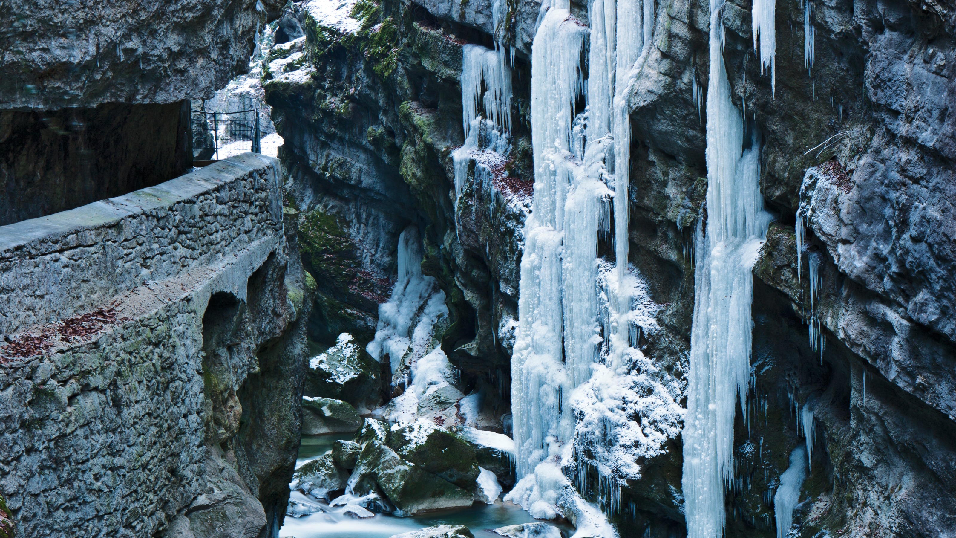 Gorges du Taubenloch, vers Bienne, en hiver. Cascade gelée