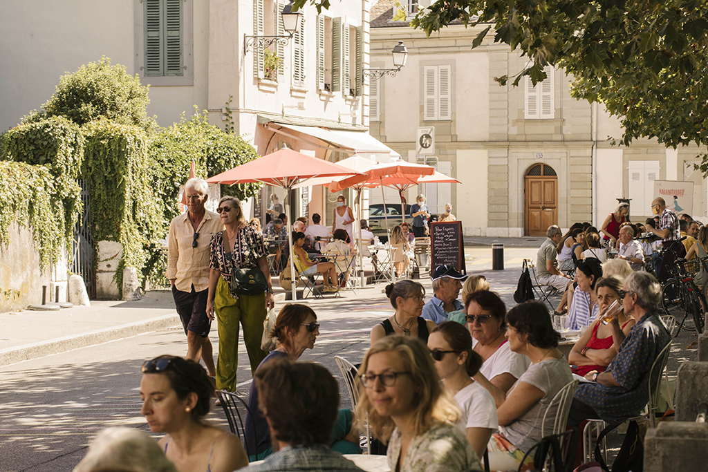 Une rue de Carouge, avec ses terrasses et son air méditerranéen