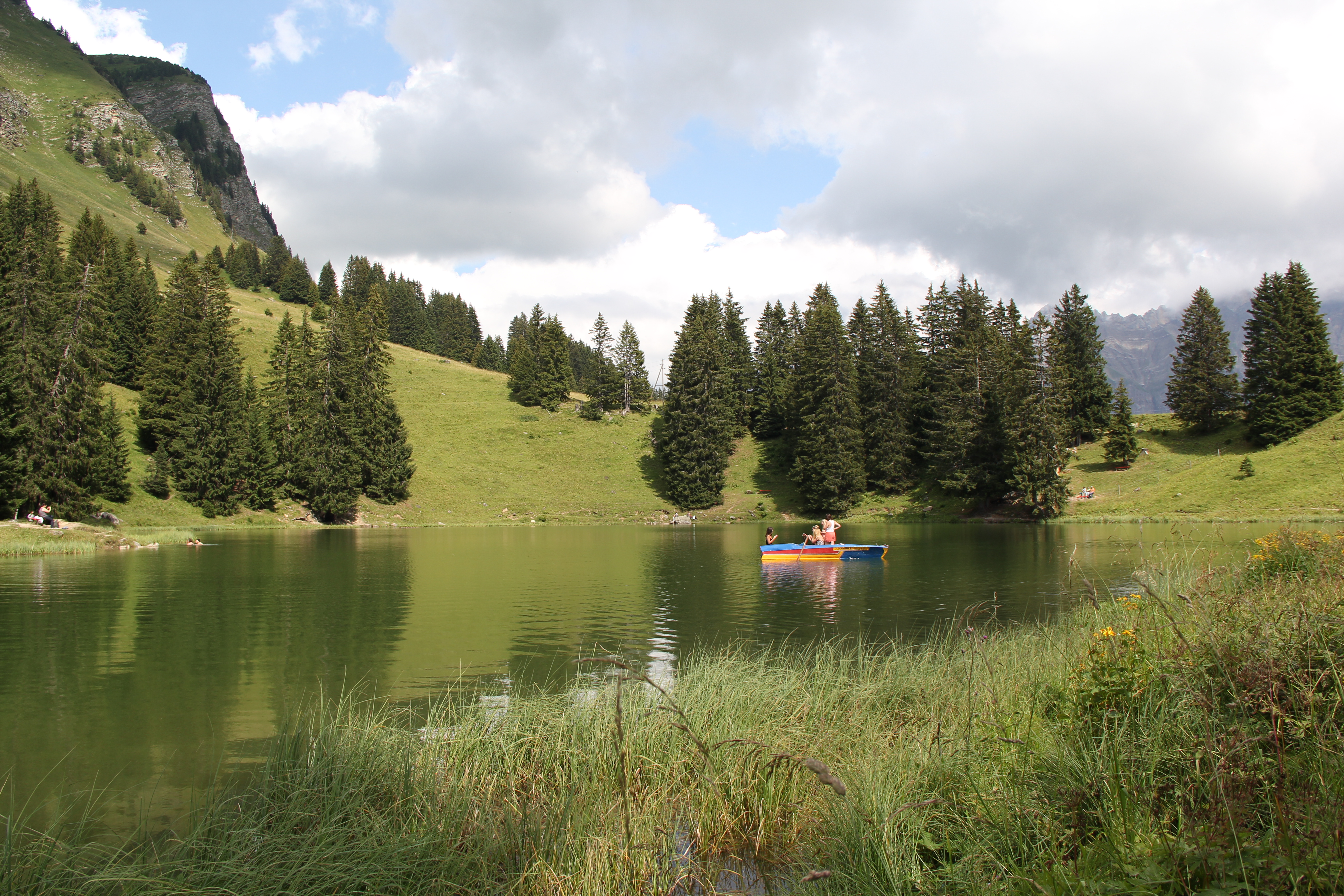 Le lac Retaud en été avec un petit bateau