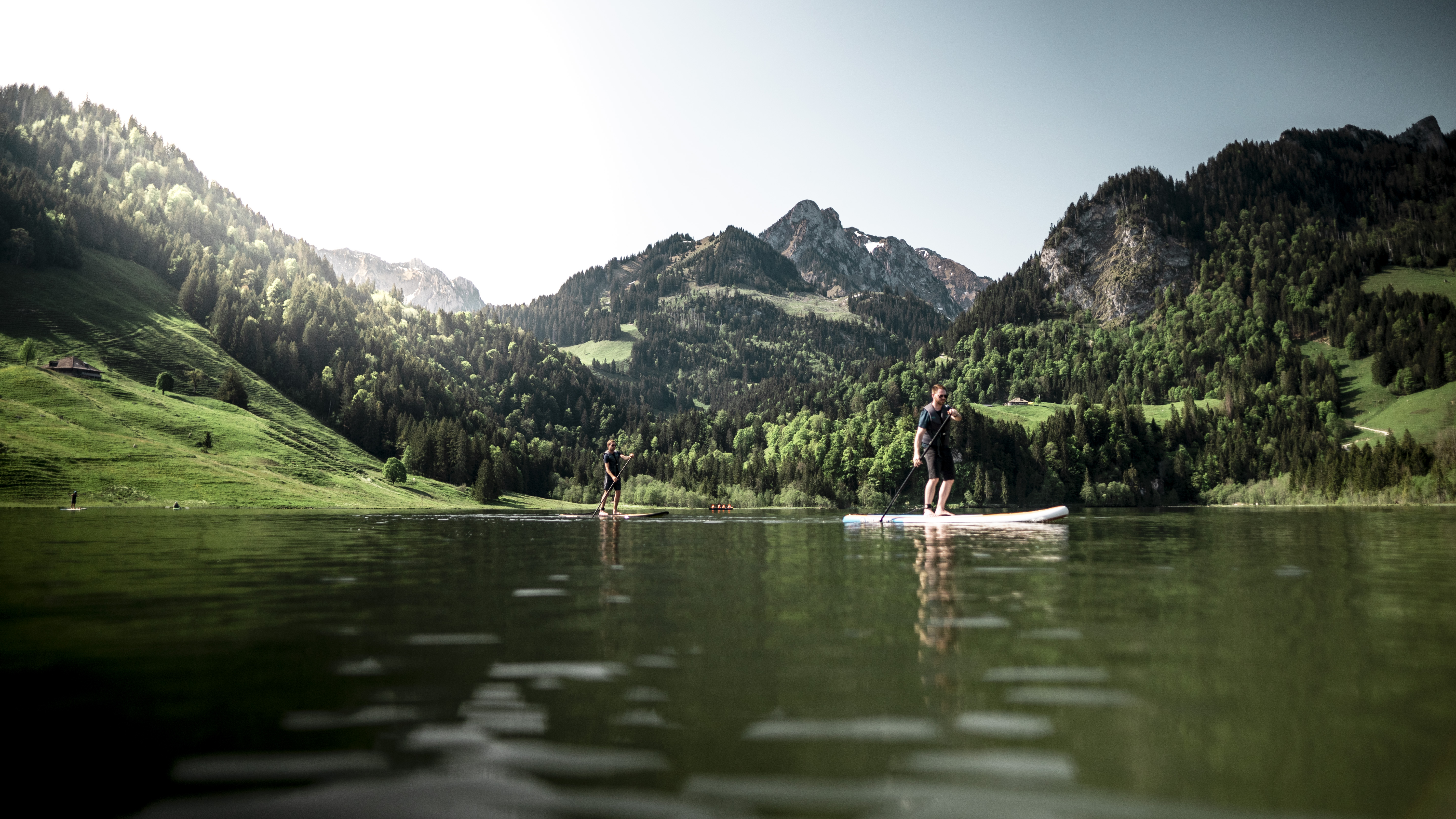 Situé à 1000 m, le lac Noir est un tantinet frisquet.  © Fribourg Région