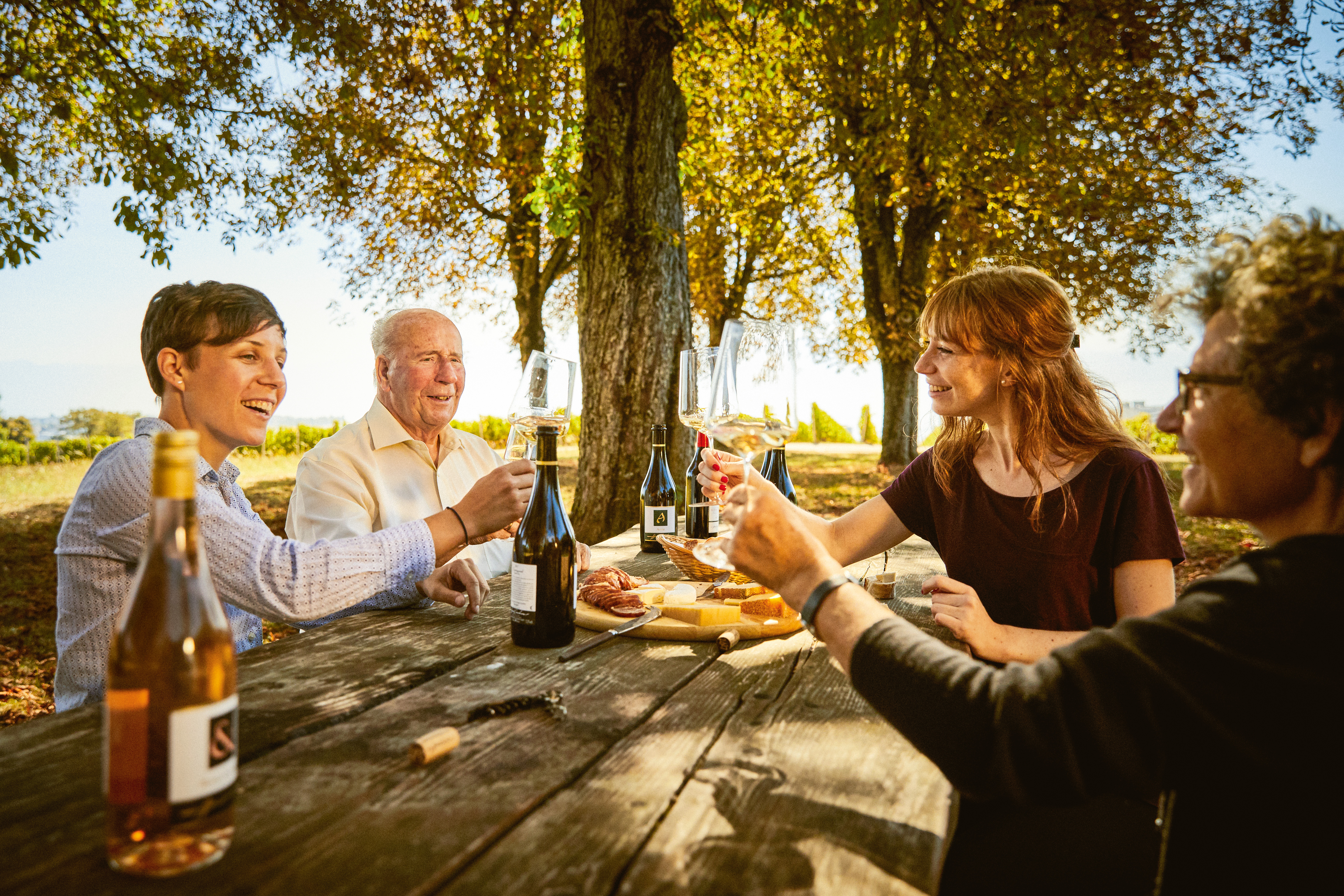 Au cours de la balade dans les vignes, des agapes au restaurant sont les bienvenues.