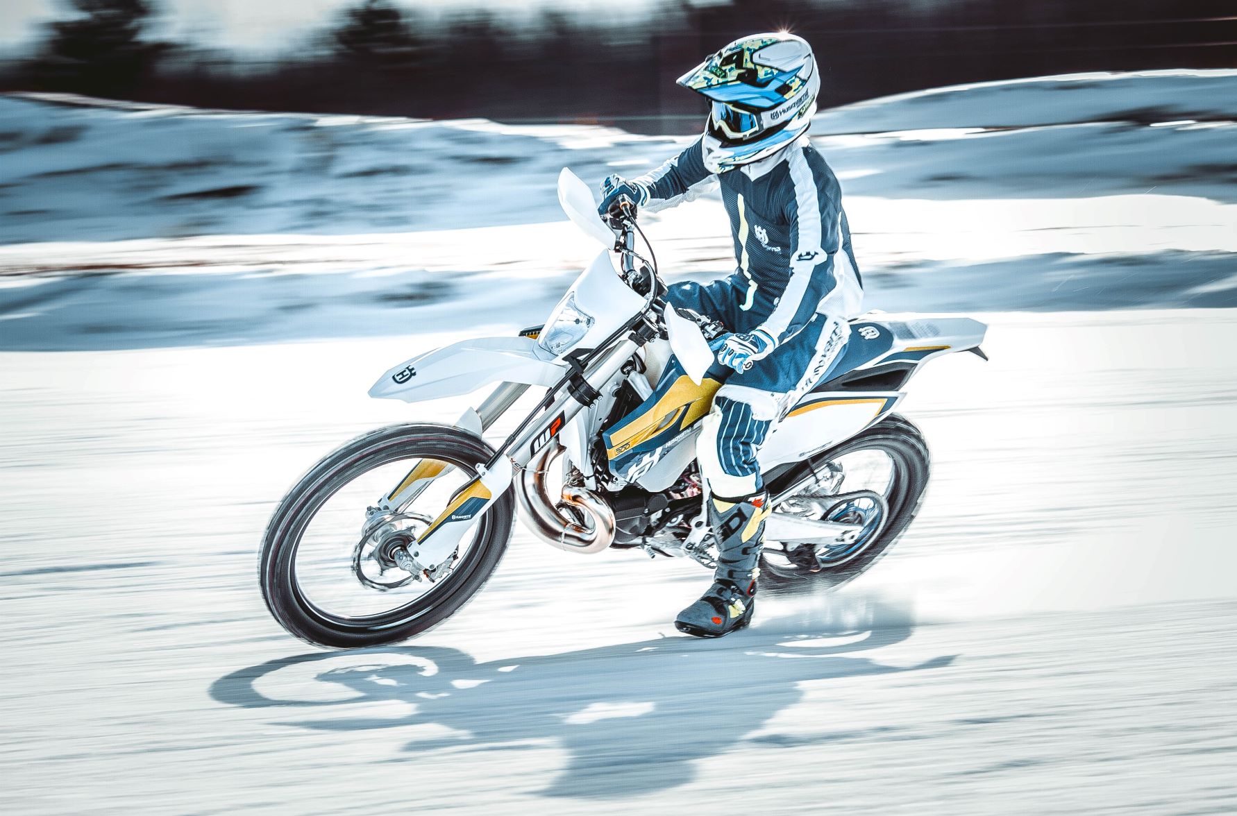 moto sur neige et sur glace - Unsplash / Eric Michael