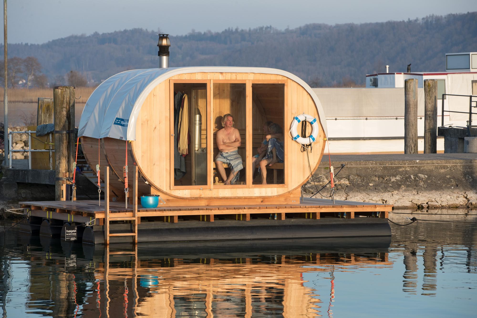 Sauna flottant sur le lac de Bienne