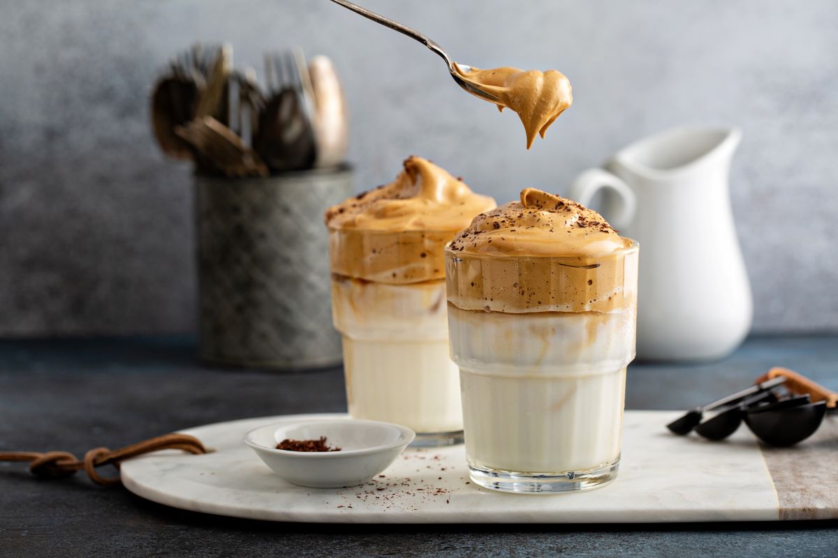 Dalgona coffee, boisson chaude hiver, boisson asiatique