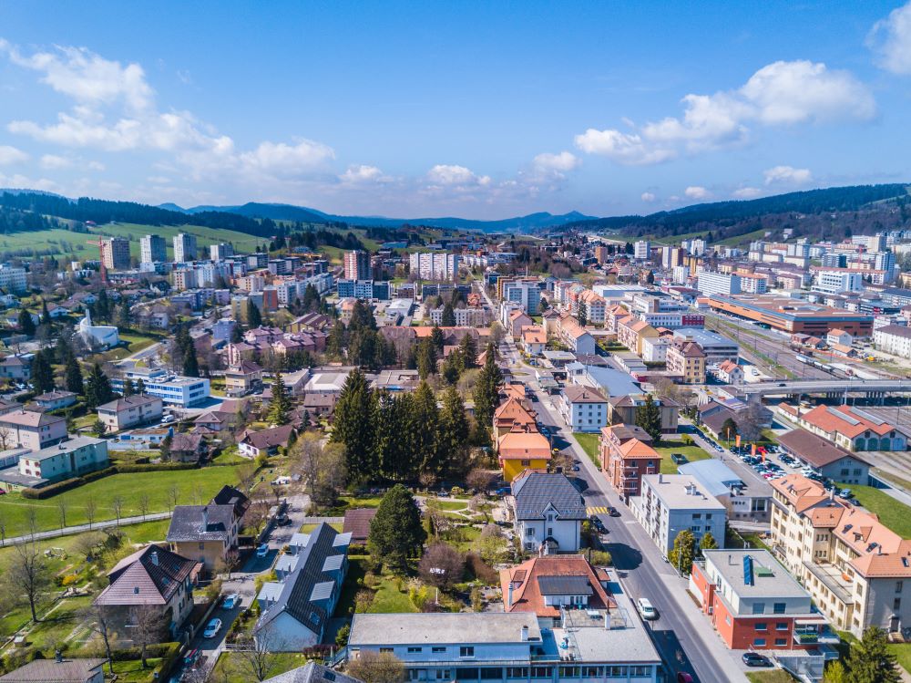 La Chaux-de-Fonds et Le Locle démontrent un modèle de croissance urbaine singulier, reflétant les impératifs d'organisation rationnelle liés à la production horlogère.