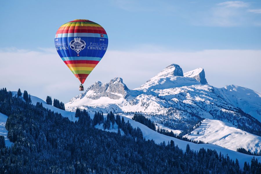 Balade en montgolfière au-dessus des Alpes vaudoises.