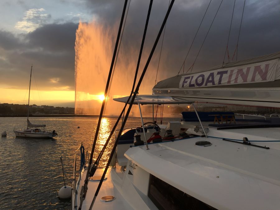 Une nuitée privilégiée avec vue sur le jet d'eau de Genève ? C'est enfin possible avec Floatinn. © Floatinn
