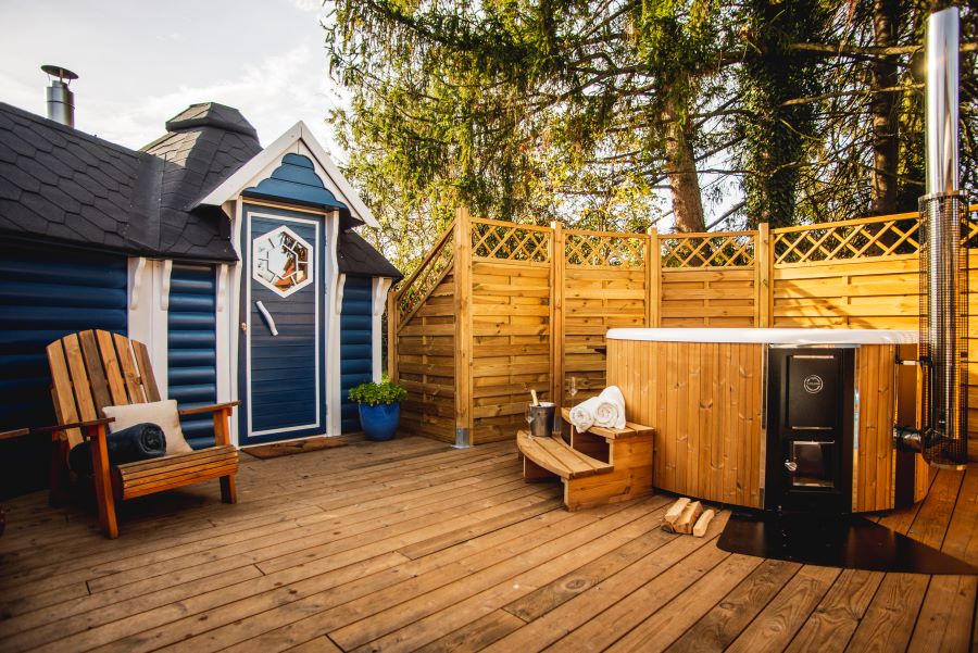 Intérieur et extérieur agréable, jacuzzi et nature à portée de main, Le Kota séduit sans peine les curieux en quête de sérénité. © Gaëlle Schwimmer