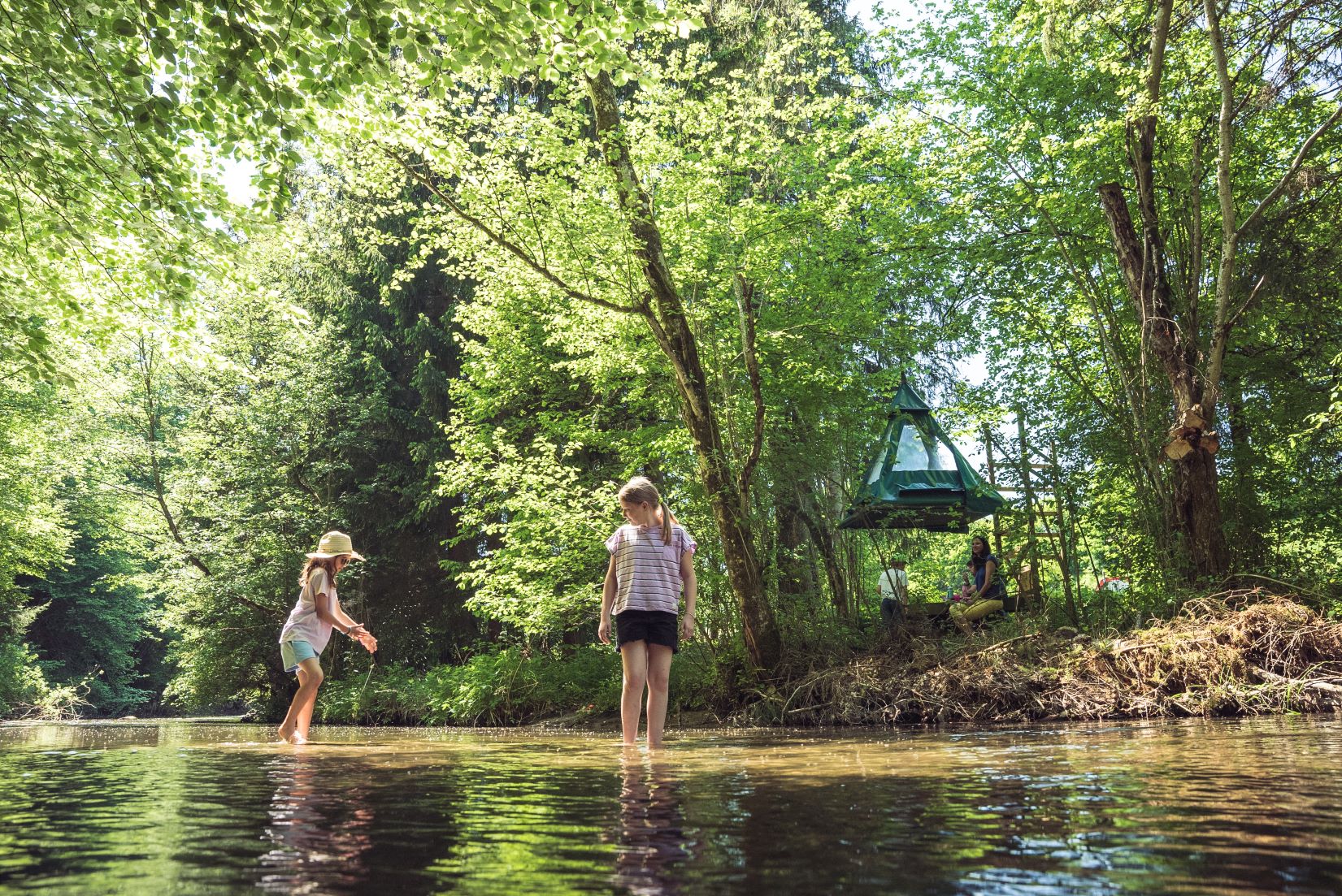 Sentier pieds nus et bivouacs dans les arbres, de quoi ravir les enfants. © UFT/FTV
