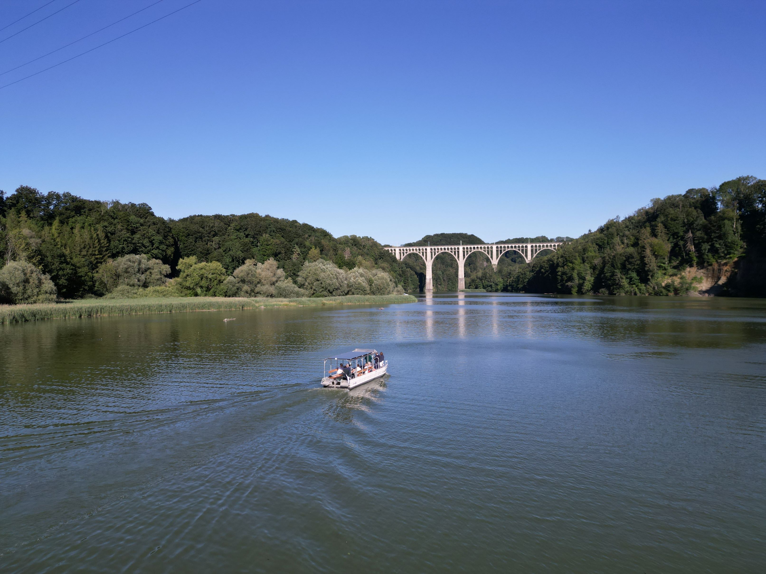 En vue du viaduc de Grandfey depuis le bateau électro-solaire. © Dragonfly