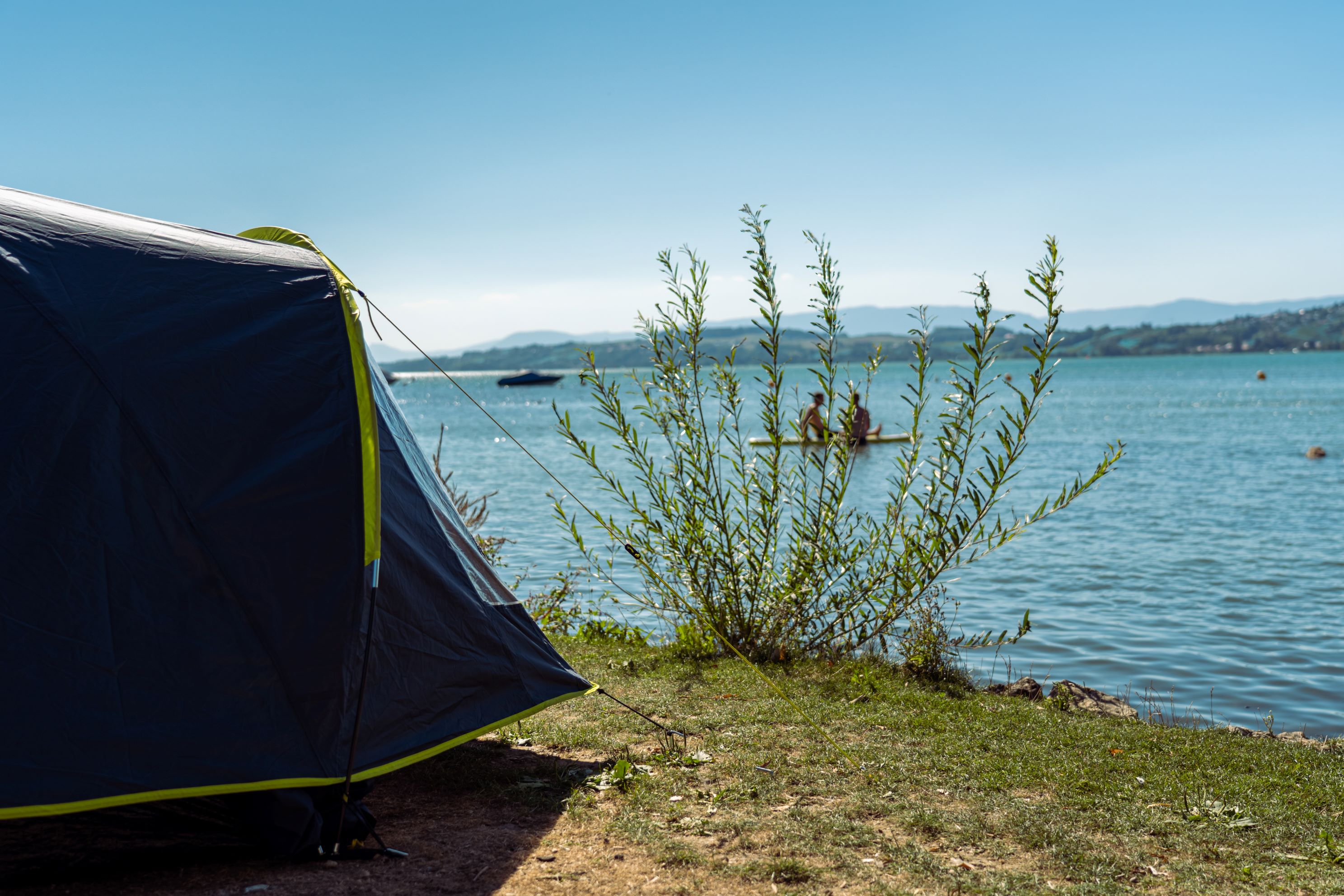 Directement de la tente au lac, au camping Muntelier. © michaelmaillard.com
