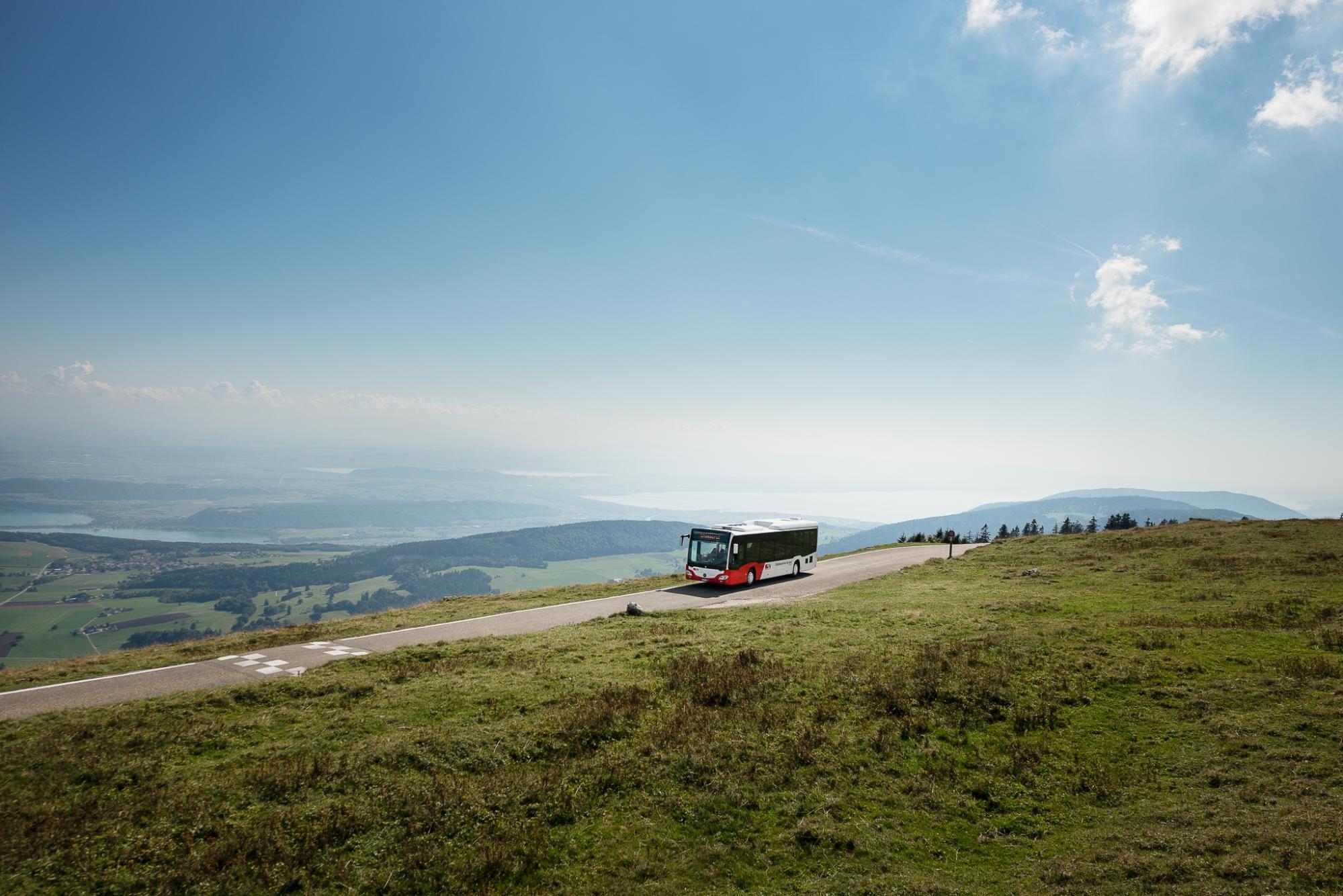 Le bus des CJ monte jusqu'au sommet du Chasseral, permettant des vues panoramiques. © CJ