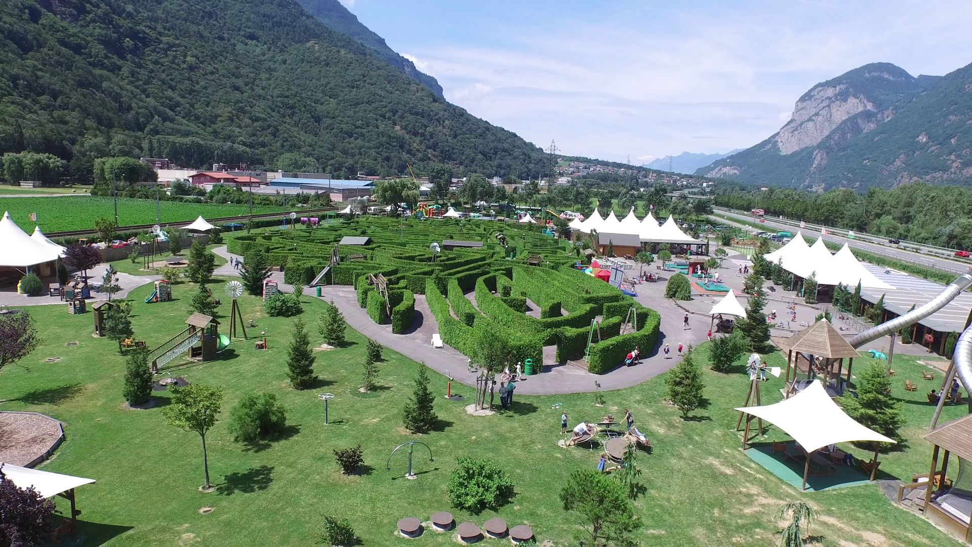 S’il y a un endroit au monde qui vous réconcilie totalement avec les haies de thuyas tip-top organisées, c’est bien le Labyrinthe Aventure d’Evionnaz !