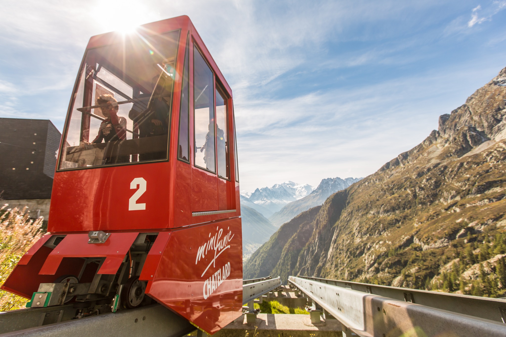 Au départ du Châtelard, trois sensationnelles installations sur rails vous propulsent jusqu'au couronnement du barrage d’Emosson.