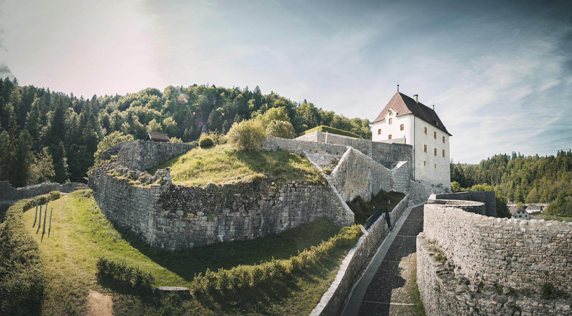 Le château de Valangin trône fièrement sur le Val-de-Ruz.