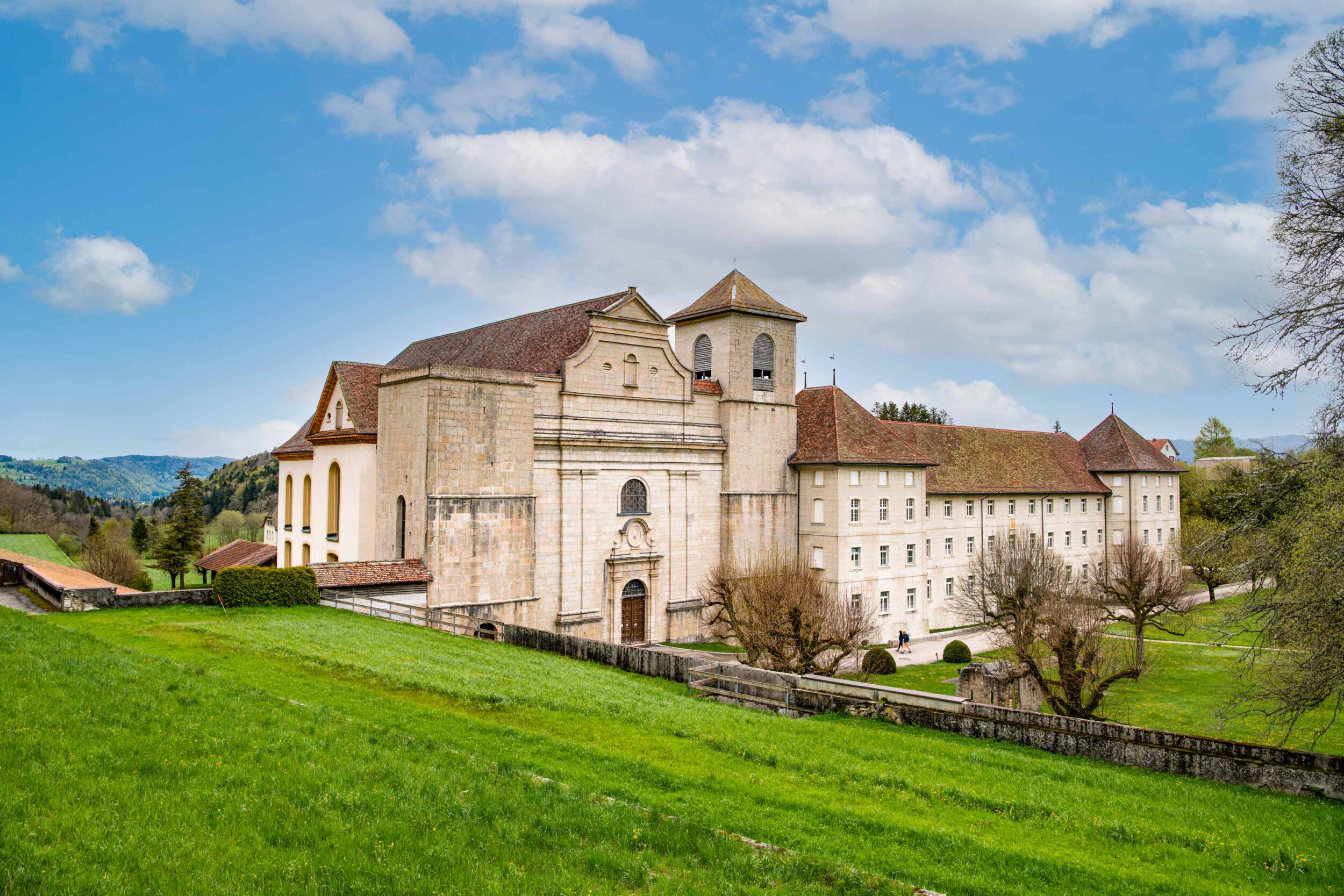 Chargée d'histoire, l'Abbatiale de Bellelay est un lieu de légende à voir absolument.
