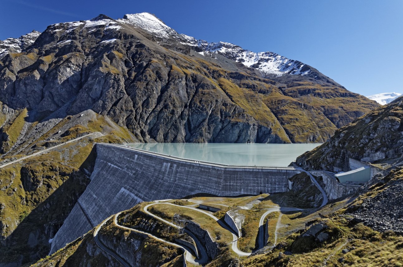 Le barrage de la Grande Dixence, géant des barrages-poids au niveau mondial, se visite.