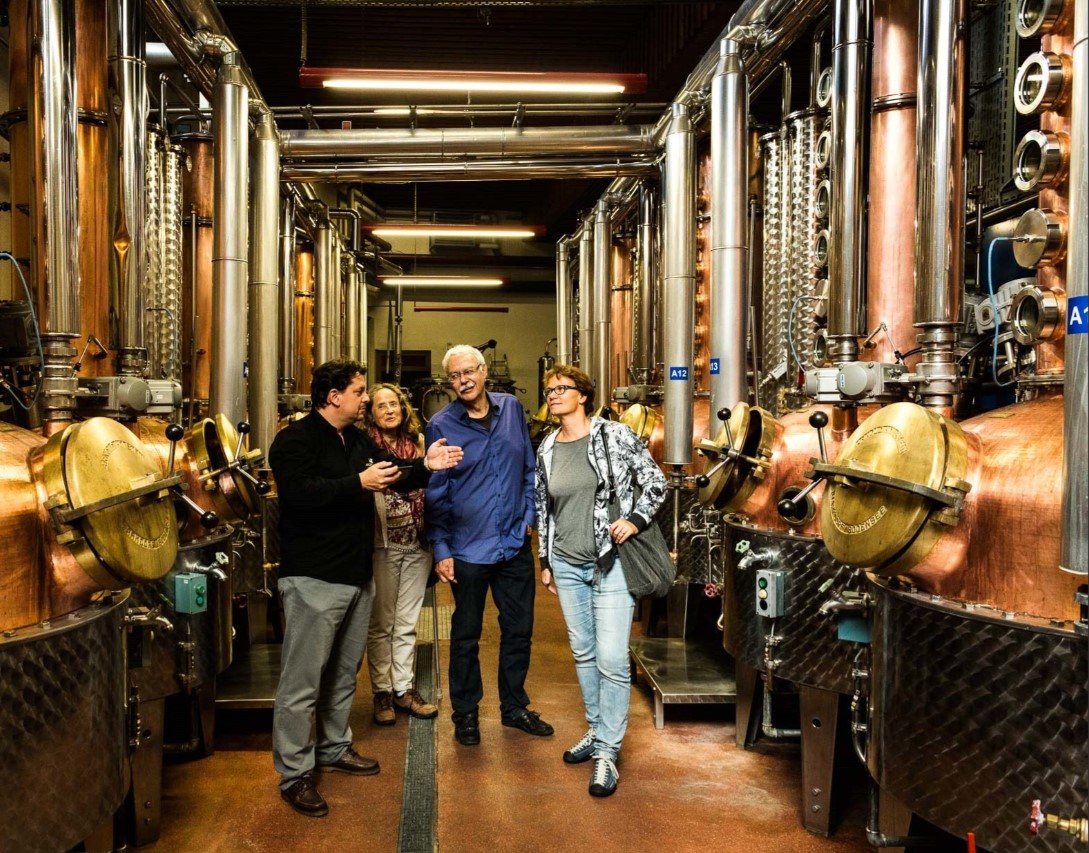 Père de la Williamine, Morand distille encore certaines eaux-de-vie dans des alambics en cuivre.