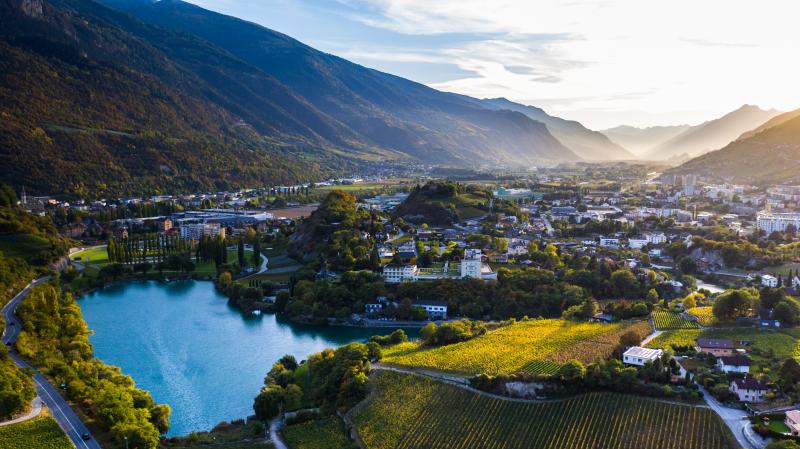 Le lac de Géronde, Sierre et la plaine du Rhône.