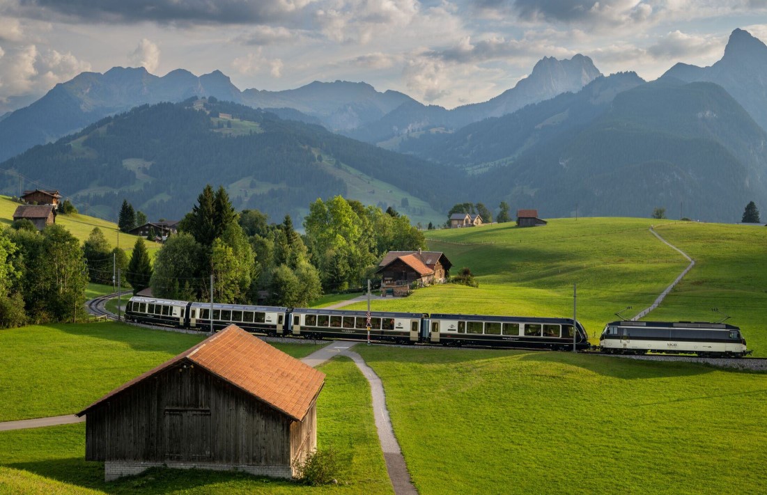 Le MOB relie Montreux à Interlaken sans changement de train, formant ainsi le GoldenPass Express