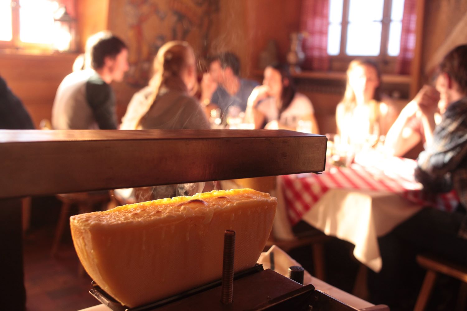 La raclette, plat par excellence illustrant la convivialité du Valais central.