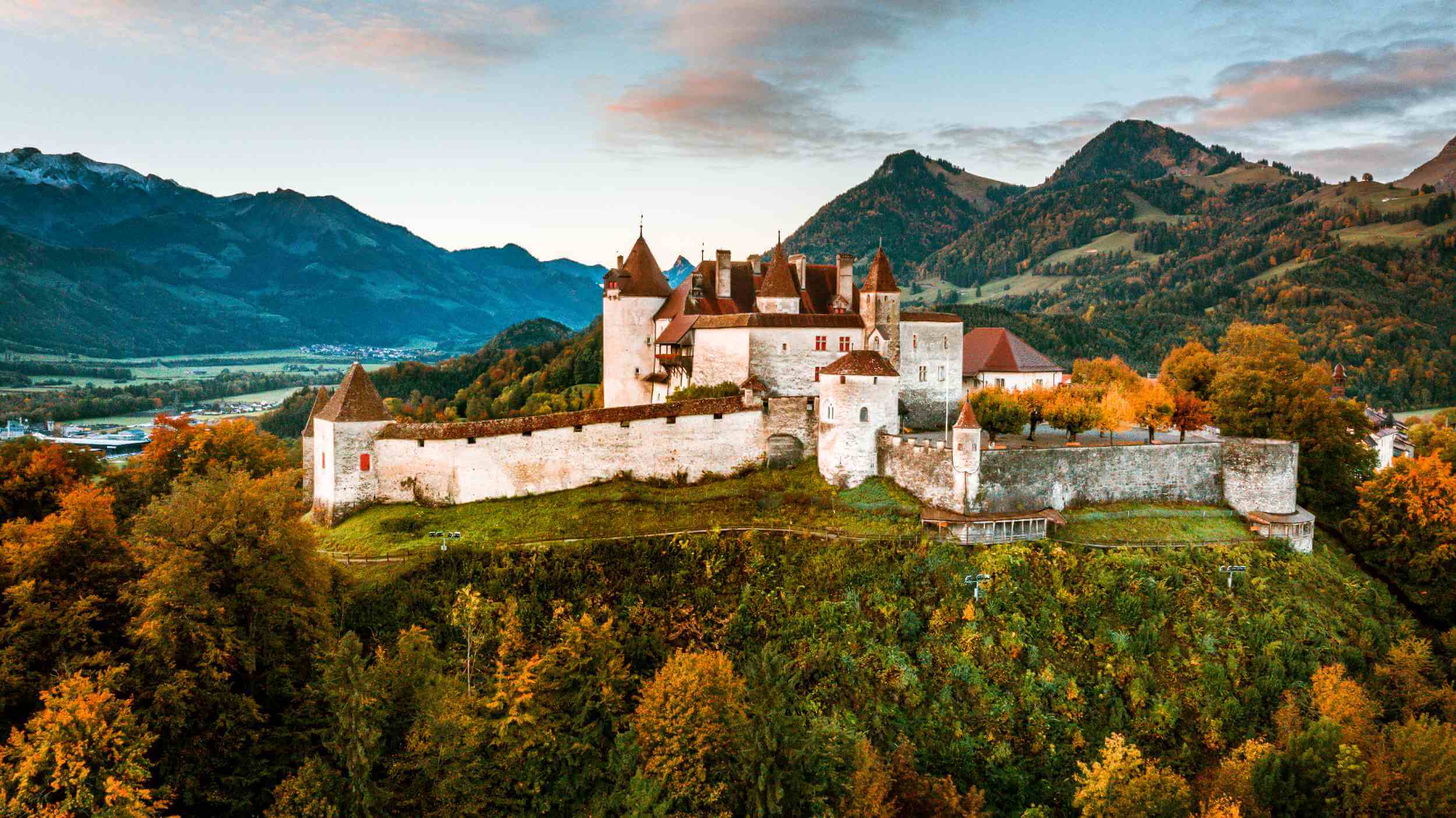 Le Château de Gruyères revêt ses couleurs d'automne.