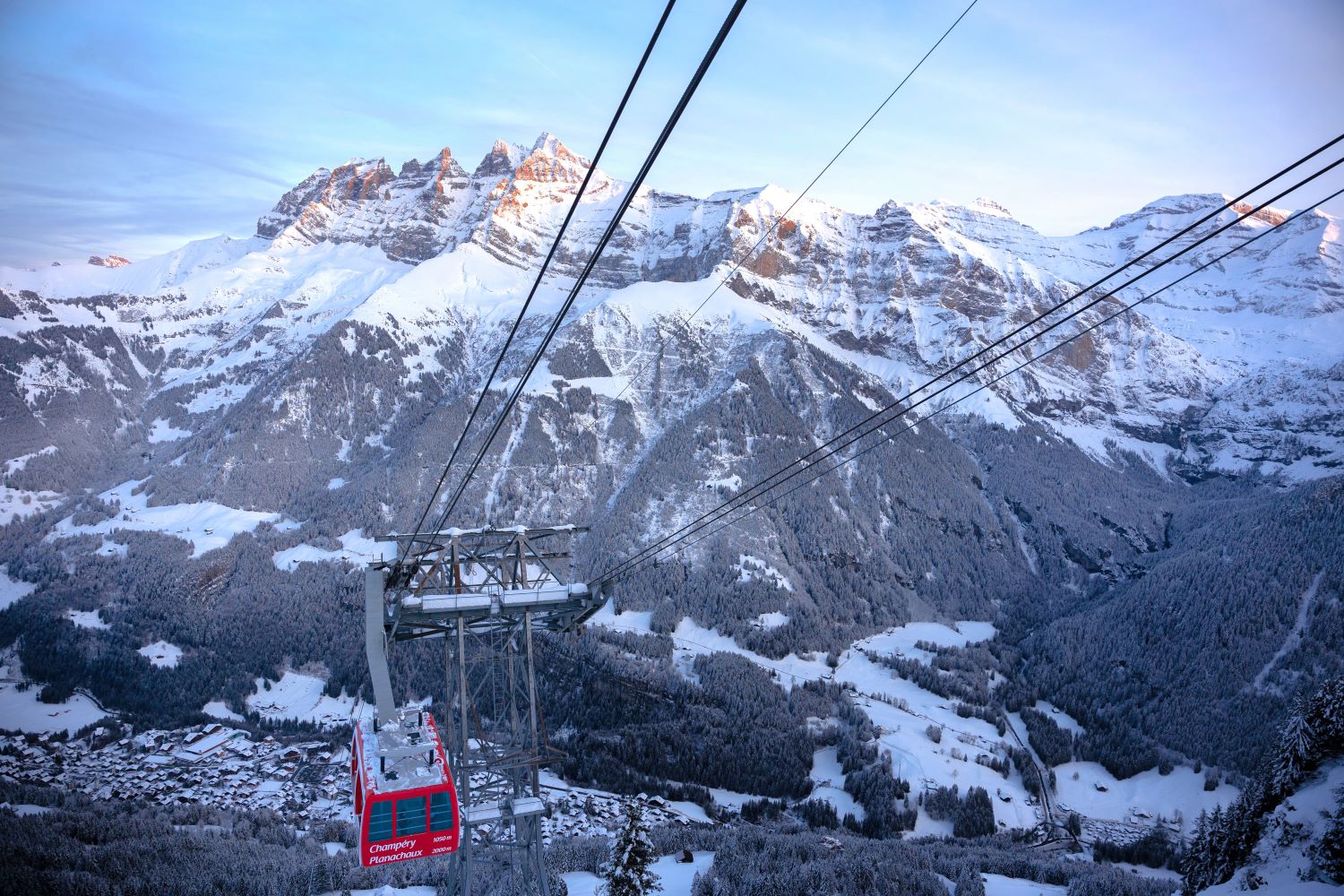 Le téléphérique Champéry - Croix-de-Culet est une des entrées du domaine skiable des Portes du Soleil et ses 600 km de glisse.