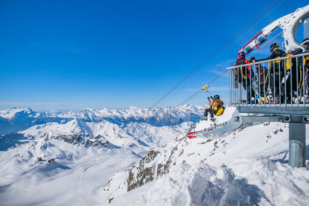 Via les remontées mécaniques de Nendaz-Veysonnaz, on atteint sans difficulté le sommet du Mont-Fort et sa tyrolienne à sensations.