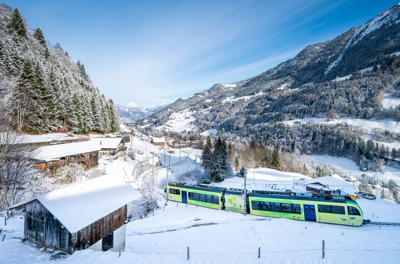 De la gare d'Aigle (VD), on monte au pied des pistes de Champéry, Morgins, Les Crosets ou Champoussin (VS).