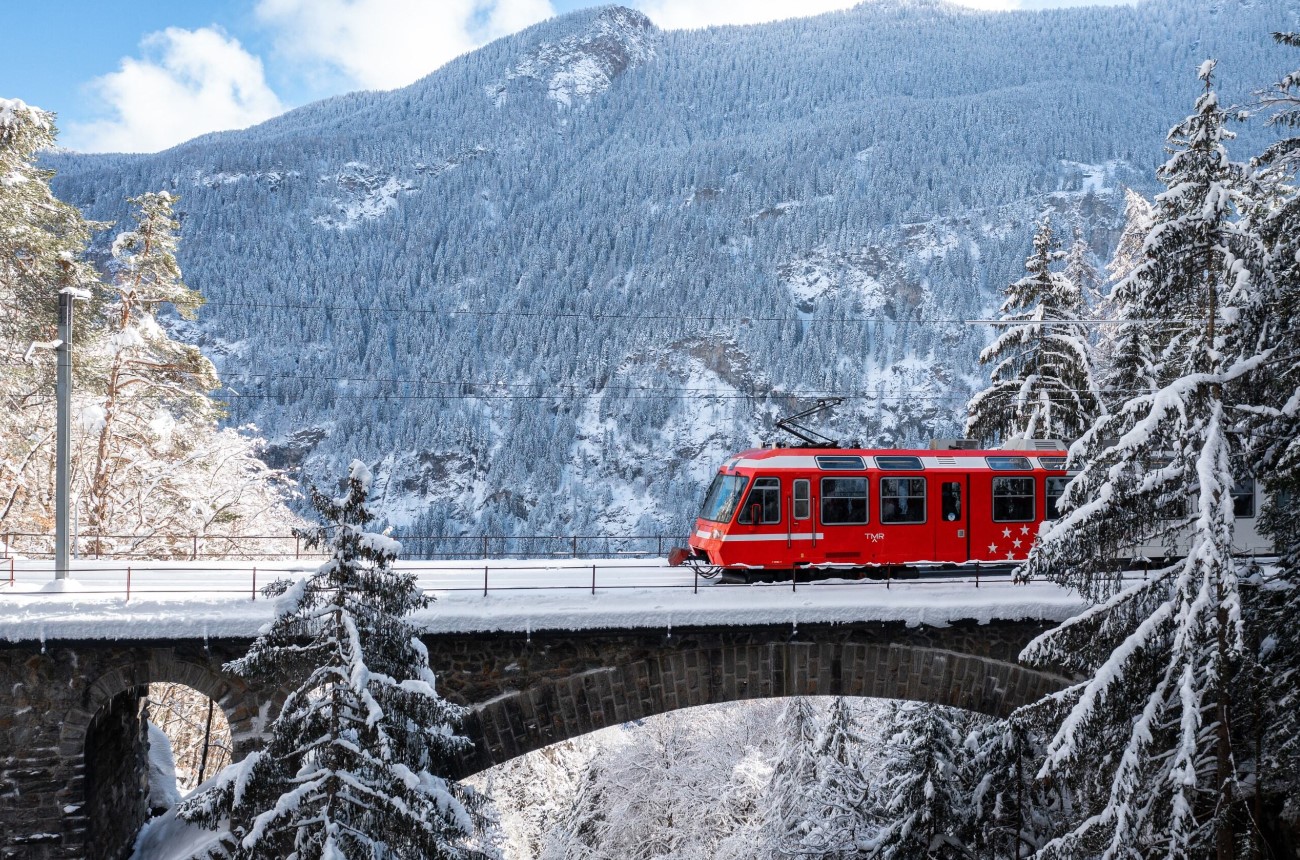 De Martigny à Chamonix, le train des TMR traverse ponts, tunnels et paysages à couper le souffle.