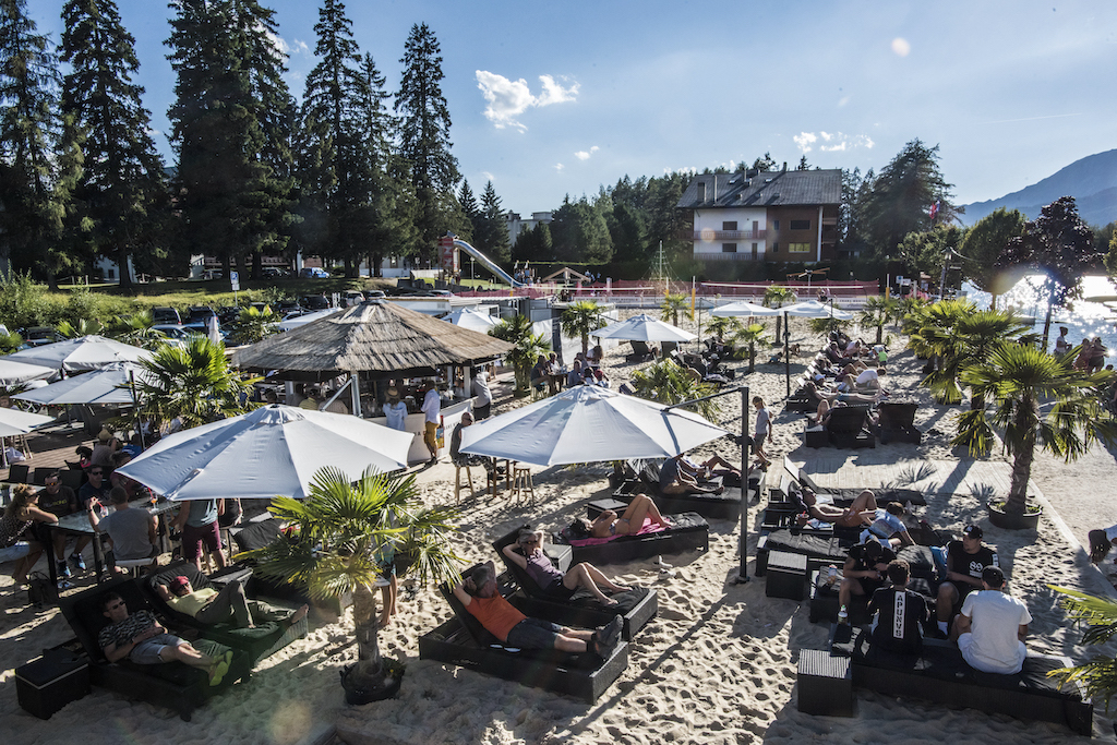 Le Beach Club de Crans-Montana réunit ambiance estivale, transats et animations les pieds dans le sable en pleine montagne.
