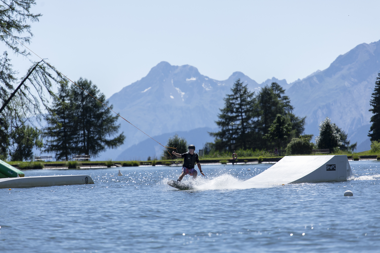 Wakeboard et ski nautique font partie de l'offre estivale de Crans-Montana.