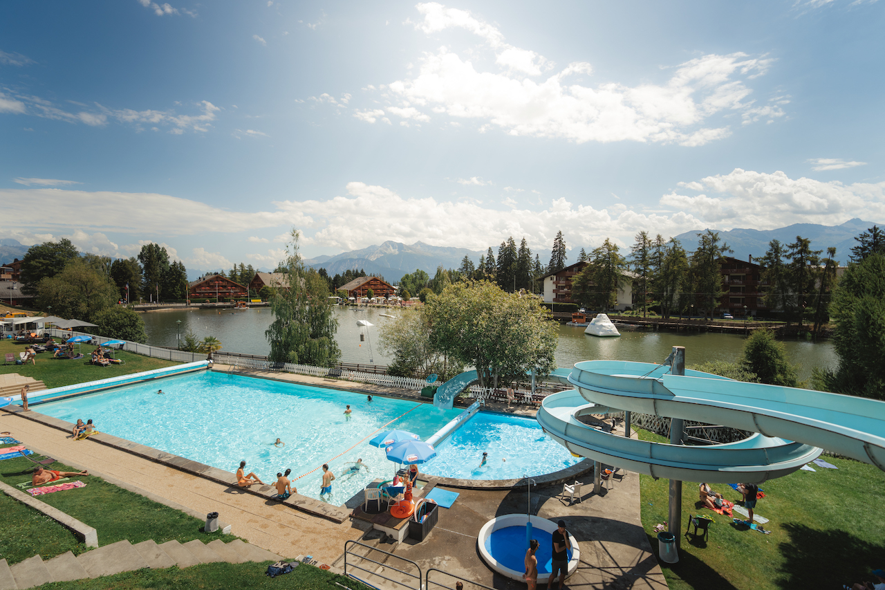 La piscine du Sporting, un incontournable de l'été à Crans-Montana.