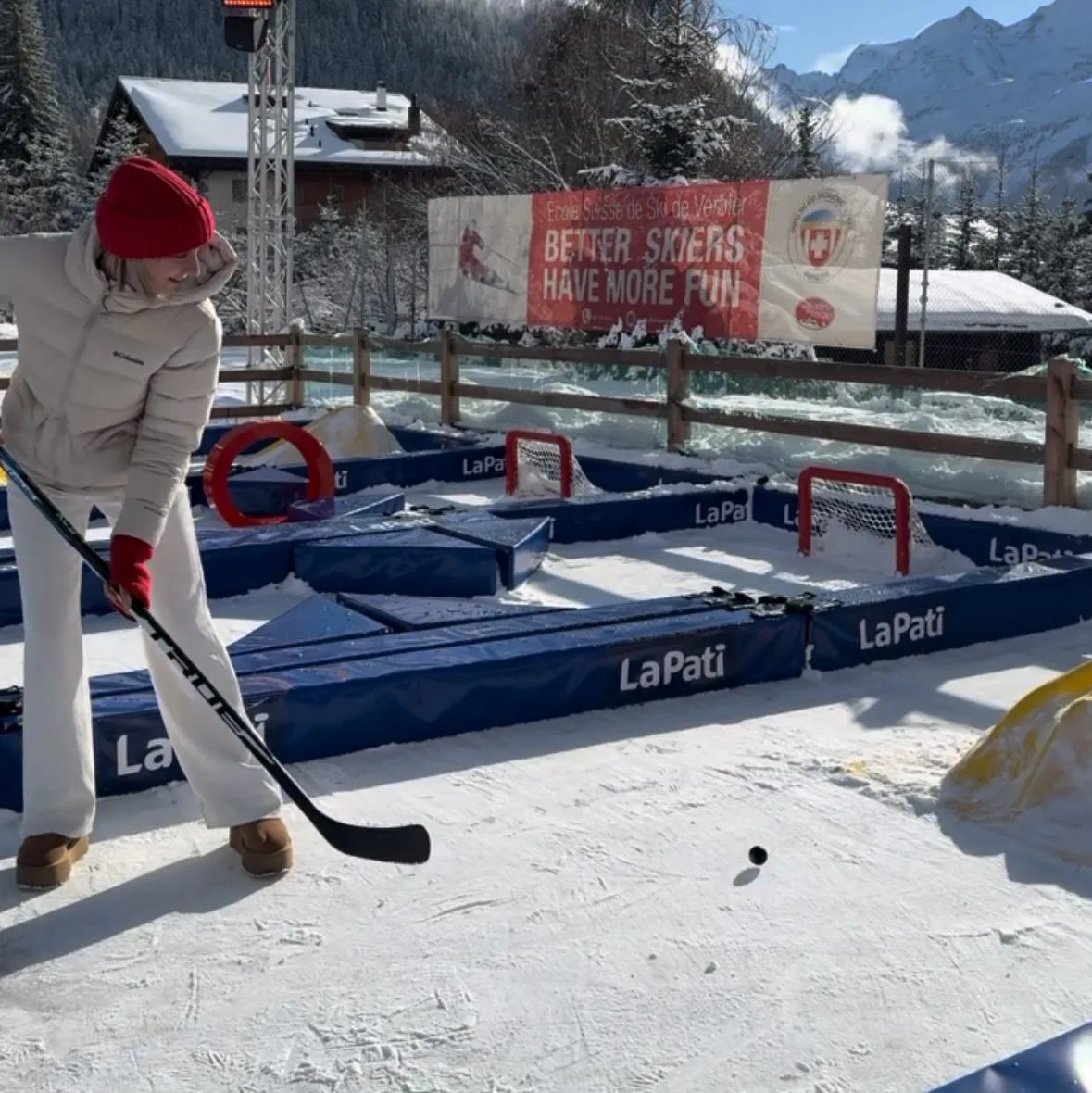 Situé au cœur des Alpes, ce mini-golf givré fait le bonheur des familles cet hiver.
